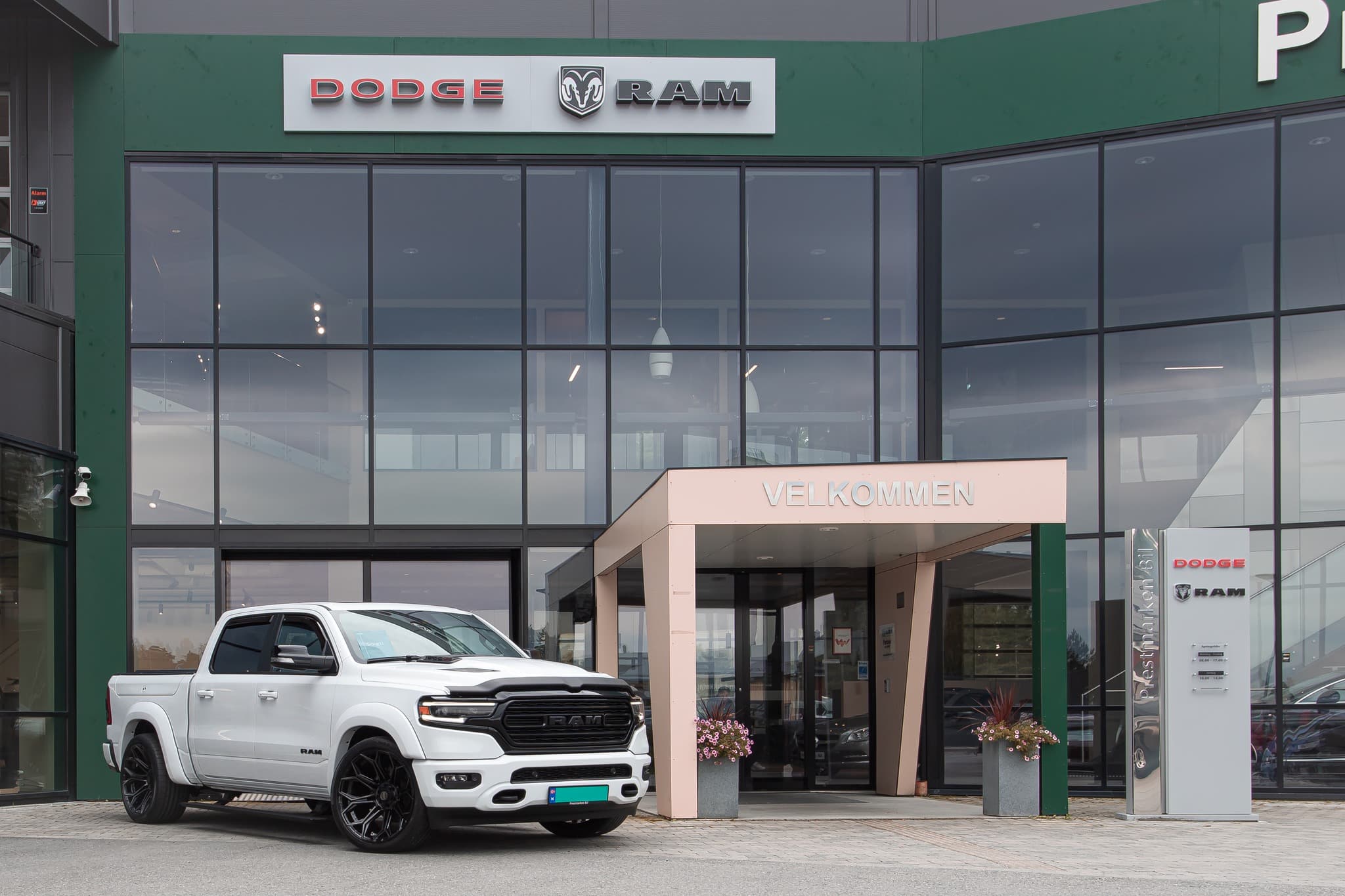 Hvit RAM 1500 foran Prestmarken inngang