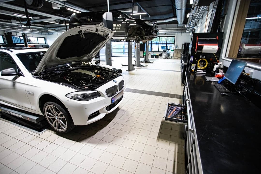 Moderne verksted med bil på lift